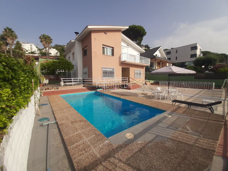 Foto f3739c73-c9d7-45f9-8219-01e5c2439406. Casa amb xemeneia calefacció aparcament piscina a Badalona