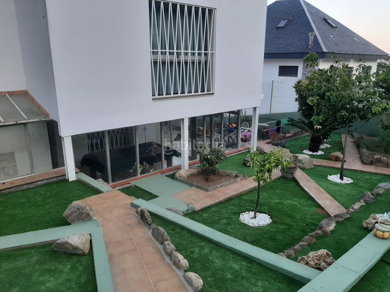 Foto f4b3c0a2-b520-4f04-8b14-e8e59204a16f. Casa amb xemeneia calefacció aparcament piscina a Badalona