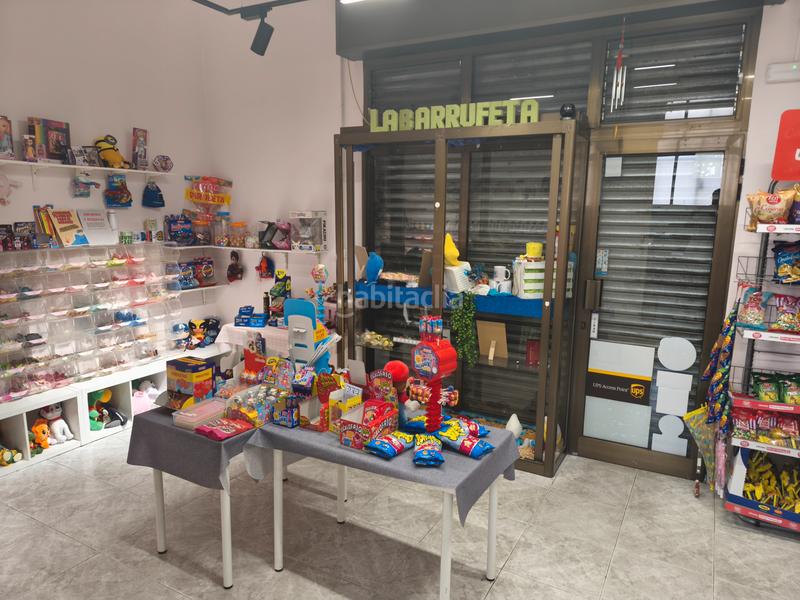 Foto 266a945c-b53f-450f-8592-04e434b93b91. Traspaso local comercial ¡¡ ocasión !! tienda de golosinas en funcionamiento en Badalona