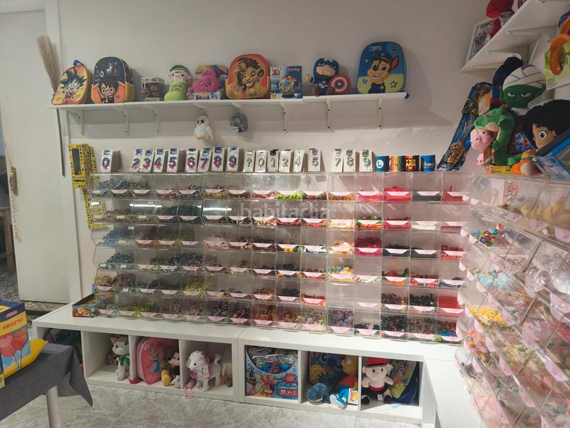 Foto 86cd557d-545e-4db8-b6c3-d3da818c19a1. Traspaso local comercial ¡¡ ocasión !! tienda de golosinas en funcionamiento en Badalona