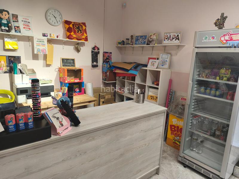 Foto 909fb2d5-21f2-47d4-87df-0592244e3137. Traspaso local comercial ¡¡ ocasión !! tienda de golosinas en funcionamiento en Badalona