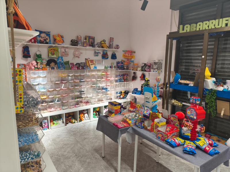 Foto acd72ffe-4ac4-45ed-b946-d28200212a0b. Traspaso local comercial ¡¡ ocasión !! tienda de golosinas en funcionamiento en Badalona
