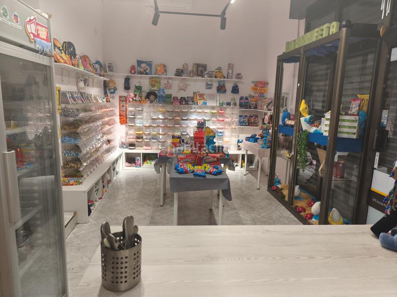 Foto ca7d23ed-97db-43e1-8284-b98b55479813. Traspaso local comercial ¡¡ ocasión !! tienda de golosinas en funcionamiento en Badalona