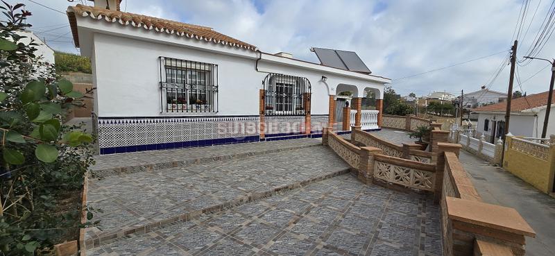 Foto f6be0326-1719-4cac-bebf-8532841cad14. Casa amb aparcament a Benajarafe