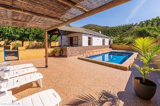Casa a Benajarafe. Casa de campo 3 dormitorios con 38.000 m2 de terreno, piscina y