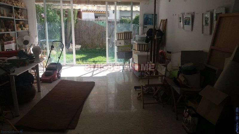 Foto dbd6d78d-4a3c-41dd-ae62-78682de29162. Casa amb aparcament piscina a Centro Torre del Mar
