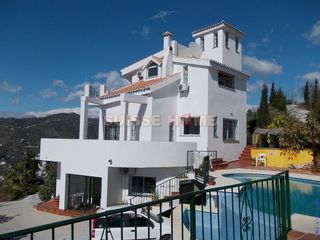House in Torrox Pueblo. Impresionantes villas campestres, vistas espectaculares al mar