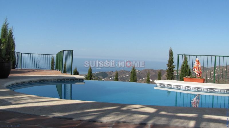 Foto f2710e93-b35f-435a-b7a3-57168cb1a588. Casa amb calefacció aparcament piscina a Torrox pueblo Torrox