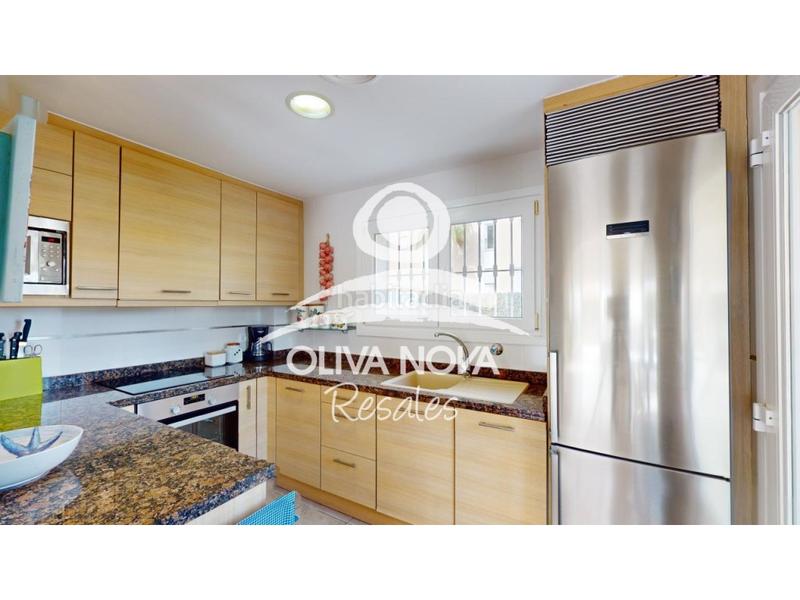 Foto 904570a8-a36f-49b2-ba43-2aebb7baa874. Casa adossada amb piscina a Oliva nova Oliva