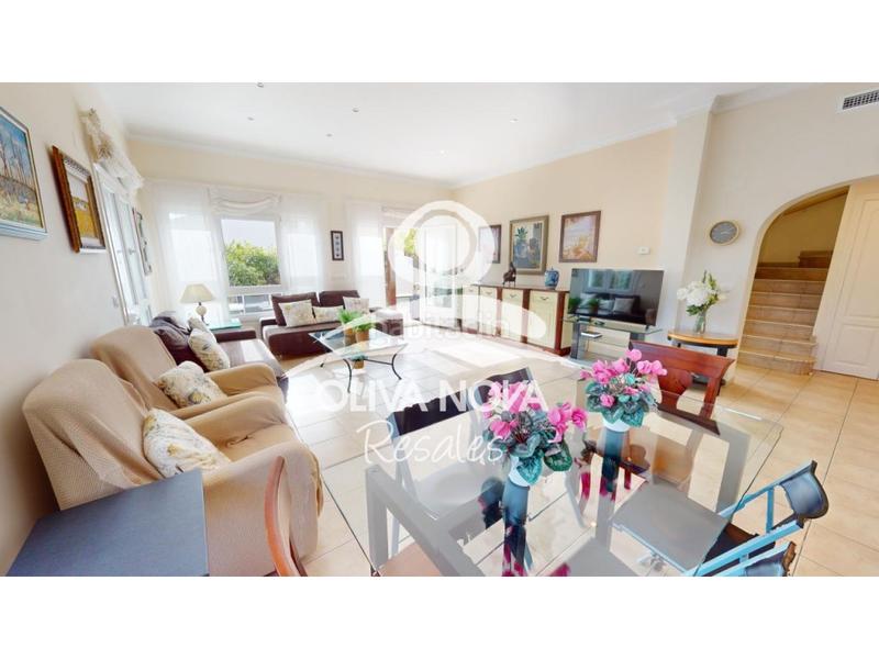 Foto f8bd814a-810a-46fe-ab5c-3edfc3b13e0e. Casa adossada amb piscina a Oliva nova Oliva