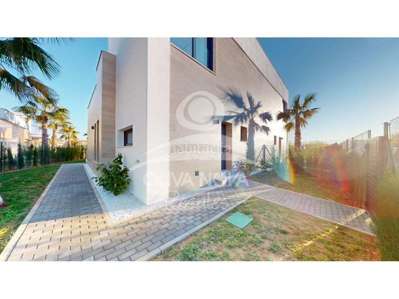Foto a36b025f-75bd-4618-82c9-446c8d60e049. Casa adossada amb aparcament a Oliva nova Oliva