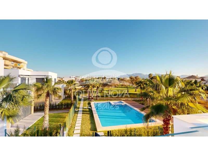 Foto b7a10422-9657-470b-a571-4e787c9668c1. Casa adossada amb aparcament a Oliva nova Oliva