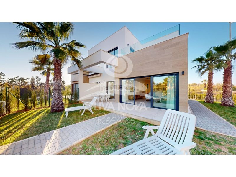 Foto ce874e1b-2812-41b0-a68c-3213508942fe. Casa adossada amb aparcament a Oliva nova Oliva