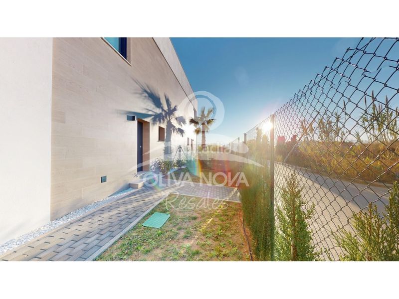 Foto d57ceeec-47c0-4445-bb71-93c940d5b3aa. Casa adossada amb aparcament a Oliva nova Oliva