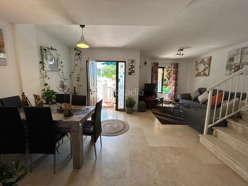 Foto f1d00f10-3c4a-456a-be61-202603db8957. Casa bifamiliare con parcheggio in Los Álamos Torremolinos