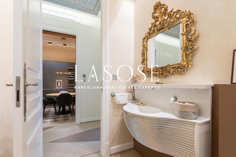 Foto f8de3d7f-0ff1-4a94-a51d-9e2c82057304. Piso lujoso piso al lado de la rambla catalunya en Barcelona