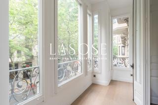 Piso  Carrer trafalgar. Exclusiva vivienda de alto standing en finca regia renovada