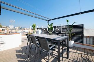 Rent Penthouse in St. Pere - Sta. Caterina - El Born. Maravilloso ático con dos terrazas privadas en alquiler en el bo