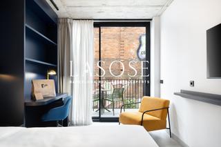 Lloguer Estudi a Poblenou. Elegante estudio con balcón privado en un lujoso coliving a poco