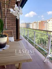 Location Appartement  Josep tarradellas. Espacioso piso amueblado de tres habitaciones con terraza para a