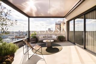 Location Attique  Travesía travessera de dalt. Maravilloso ático con terraza privada en alquiler en la salut