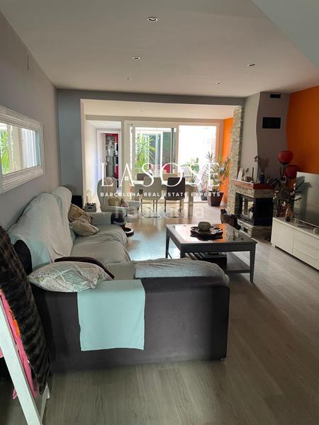 Foto a49d0407-e617-442f-a799-9997d0463a76. Alquiler casa adosada casa familiar con 5 habitaciones, 3 terrazas y parking en el encantador barrio de sant andreu en Barcelona