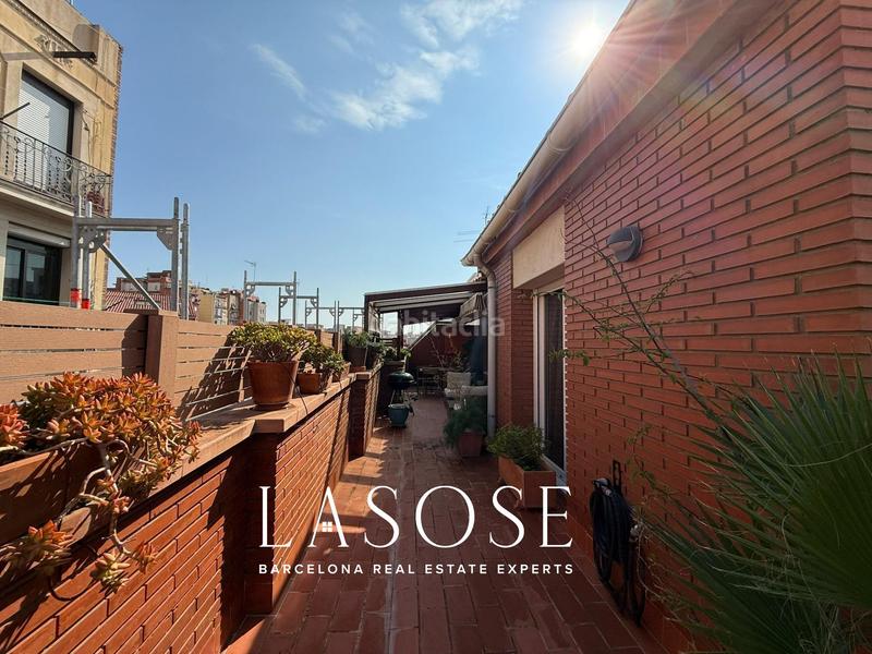 Foto fe39bf41-f2bf-41a3-b16d-e6c8a159595b. Alquiler apartamento amplio y luminoso piso en Sants con terraza en Barcelona