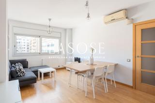 Lloguer Apartament  Pasaje piquer. Piso luminoso de tres dormitorios en alquiler en poblenou