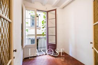 Appartement  Calle del paradís. Piso para reformar en edificio histórico del siglo xix ,  una jo
