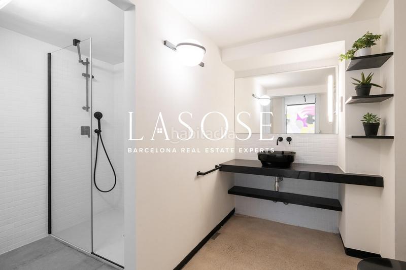 Foto 8716f3a8-3e0b-4186-8eeb-98047ed237bd. Local commercial dans Raval Barcelona