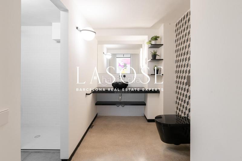Foto f0f69dde-608e-4a25-98df-bac763aff934. Local commercial dans Raval Barcelona
