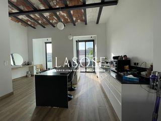 Casa in Provençals del Poblenou. Hermosa casa de tres plantas con dos terrazas y garaje en poblen