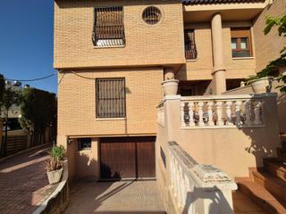 Maison à Petrer. Venta de bungalow