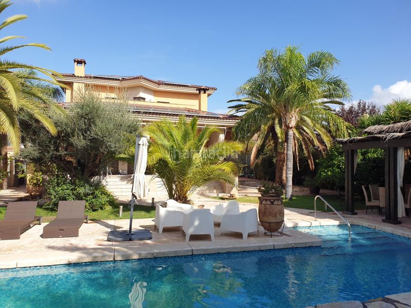 Foto 5f153647-9901-43a8-8d52-2f307655d73f. Xalet amb piscina a Petrer