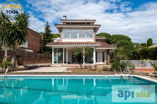 Maison à Vilassar de Dalt. Exclusiva casa en vilassar de dalt con piscina y garaje para 3 c