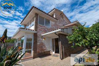 Maison à Vilassar de Dalt. Exclusiva casa en vilassar de dalt con piscina y garaje para 3 c