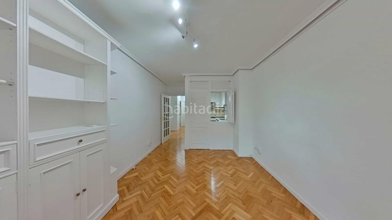 Foto c297d7e5-321b-450a-b2e0-3380fba32396. Rent flat with heating in Almagro Madrid