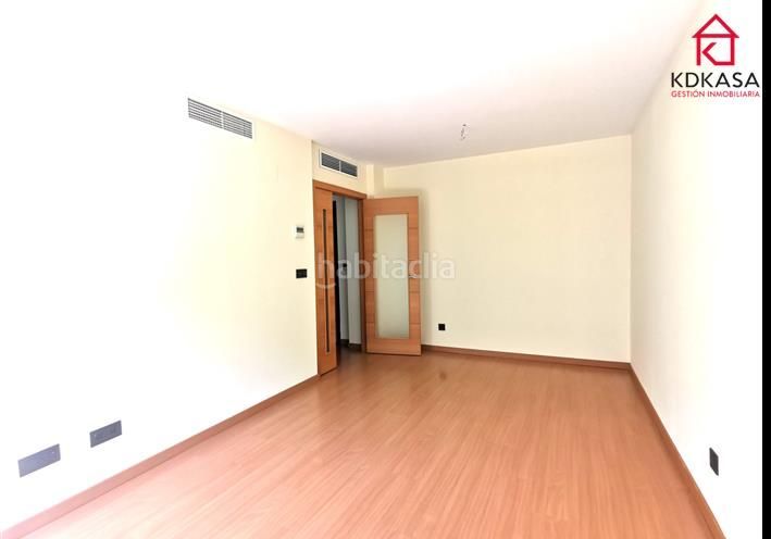 Foto 480b46d4-91d3-4474-a538-901725ade2be. Rent flat with heating parking pool in Sanchinarro Madrid