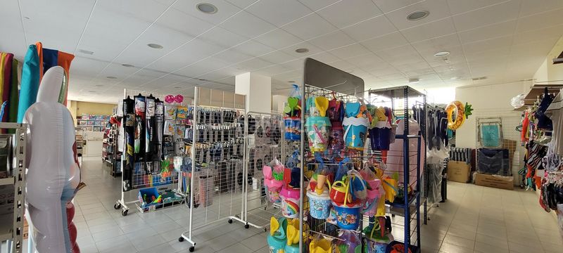 Foto 487af697-02ea-41b1-b931-bf9374a9a08c. Local comercial tres locales comerciales en venta total 183,13 m2 construidos en l local cero 63,73 m2 construidos, local uno 59,70 m2 con en Estartit