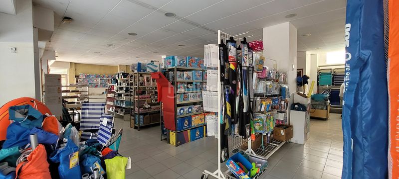 Foto aeb4b090-a325-4108-8a9e-9556dba18eed. Local comercial tres locales comerciales en venta total 183,13 m2 construidos en l local cero 63,73 m2 construidos, local uno 59,70 m2 con en Estartit