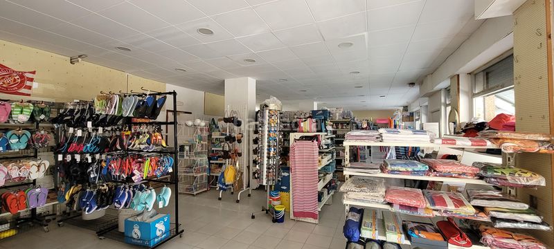 Foto c43f5037-9a44-4a17-af2f-1bdf80eec889. Local comercial tres locales comerciales en venta total 183,13 m2 construidos en l local cero 63,73 m2 construidos, local uno 59,70 m2 con en Estartit