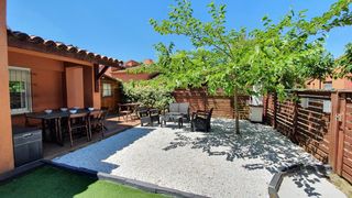 House  Martinet. Bonita casa adosada bien aprovechada con jardín privado, piscina