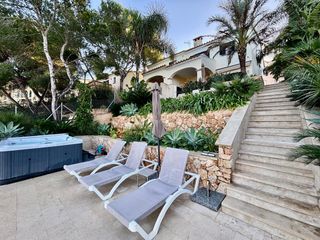 Casa aparellada  Penyes. Exclusivo chalet en primera linea de mar con licencia vacacional