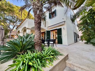Casa aparellada  Penyes. Exclusivo chalet en primera linea de mar con licencia vacacional