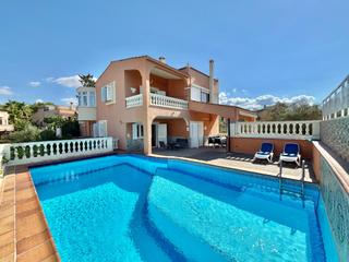 Casa aparellada a Cala Blava-Bellavista. Exclusiva vivienda con licencia vacacional para 13 personas en c