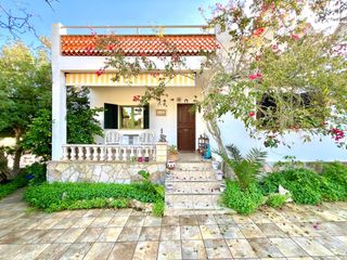 Chalet in Cala Llombards. Refugio de tranquilidad a pocos pasos del mar con terraza panorá