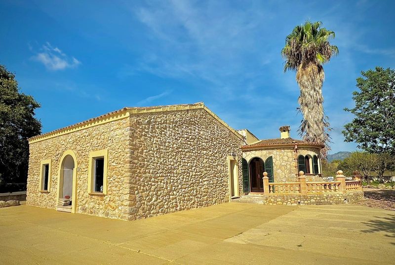 Foto a4f7b130-bcb4-400b-89f7-f8e07bc5540c. Masia amb calefacció aparcament a Búger