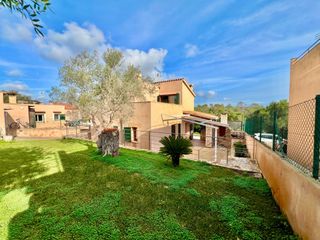 Lloguer Xalet a Cala Llombards. Casa independiente renovada a 300 m de la playa en cala llombard