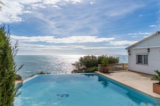 Chalet  Penyes (cala pi). Villa en primera línea en cala pi con vistas infinitas al medite