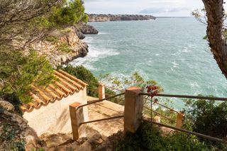 Chalet  Penyes (cala pi). Villa en primera línea en cala pi con vistas infinitas al medite